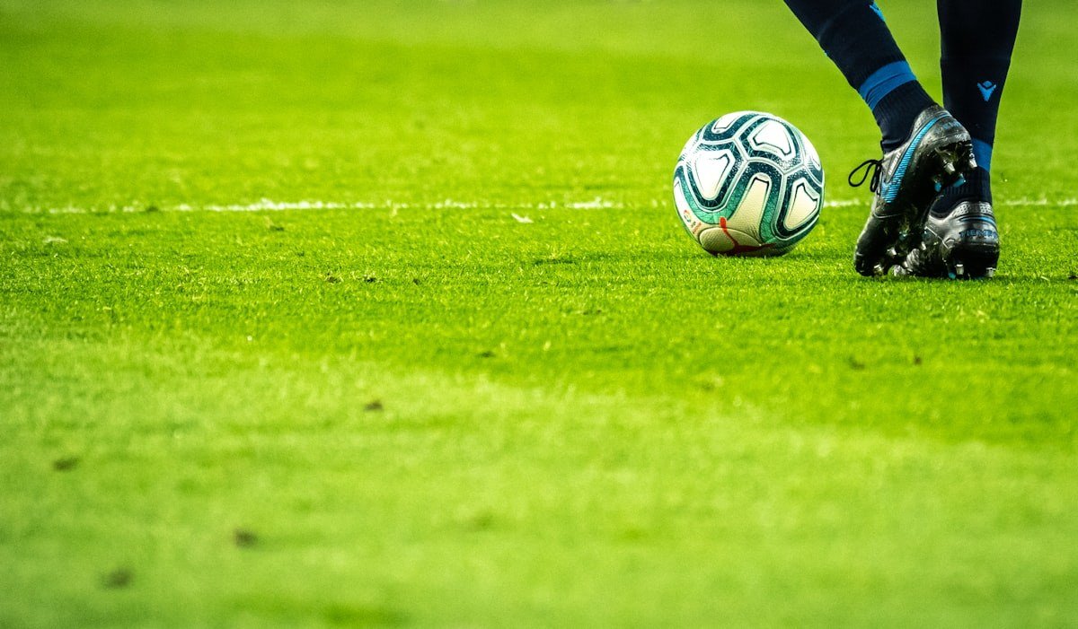 サウジアラビアの熱狂的なサッカースタジアムと大歓声を送るサポーター