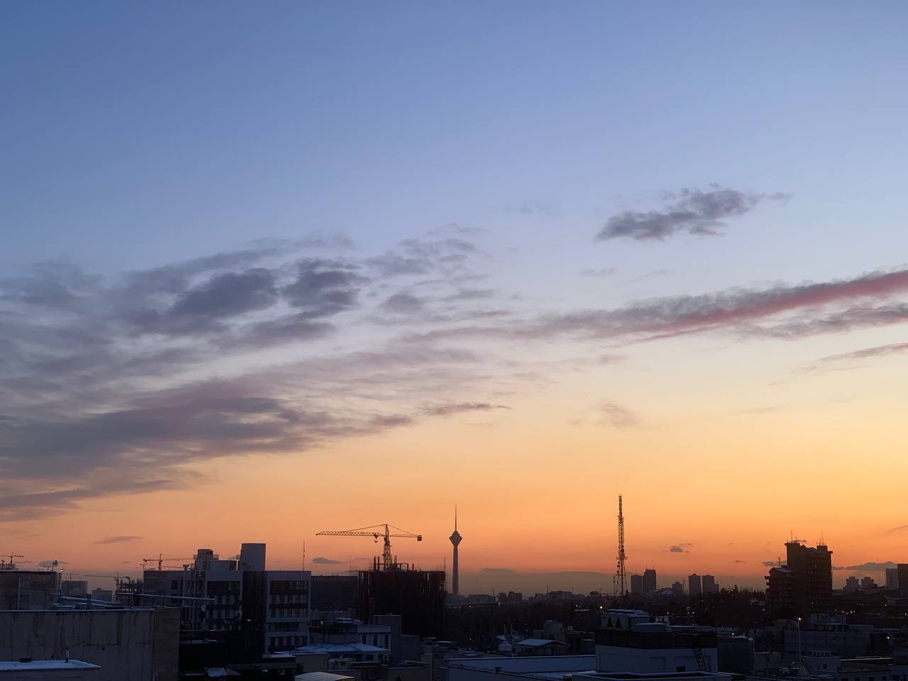 夜のテヘラン市街と広大な夜空のパノラマ