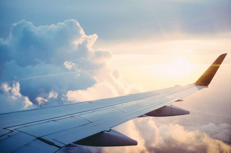 雲海の上を巡航する旅客機
